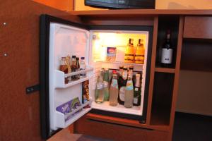 美因茨罗伊莫斯坦酒店的装满大量酒精的开放式冰箱