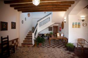 Martín de la Jara霍优宝蒂斯塔乡村酒店的客厅设有楼梯和桌椅