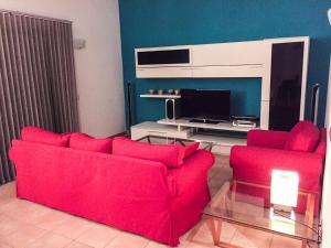 蓬塔普里马Villa Son Remei的客厅配有红色沙发和电视