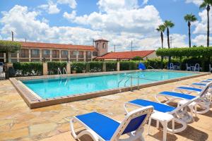 圣奥古斯丁海滩菲埃斯塔海洋套房酒店 的一个带躺椅的游泳池和一间酒店