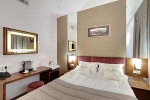 基辅StanGret Hotel的配有一张床和一张书桌的酒店客房