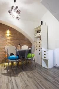萨格勒布Apartman Vita的一间设有桌椅和砖墙的用餐室