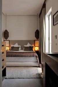 马拉喀什Riad Dar 73的一间卧室设有一张大床和一个窗户。