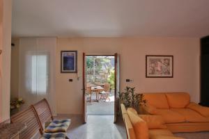 里奥马哲雷5 Terre For You的客厅配有橙色沙发和桌子