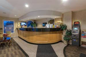 卡尔加里奇努克车站加拿大最佳价值汽车旅馆的大堂设有等候区和调压器