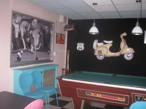 加普米什莱酒店的一间设有台球桌和壁挂式摩托车的房间
