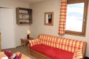 葱仁谷恰莫伊斯多尔公寓式酒店的客厅设有红色的沙发和窗户。