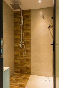 马六甲菲尼斯贝斯克经济型酒店的带淋浴的浴室和木墙