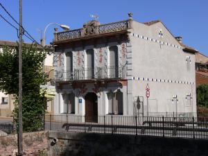 Sant Llorenc Savall卡尔普拉旅馆的街道上一座古老的白色建筑,设有阳台