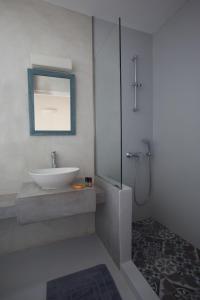 Oliaros seaside complex的一间浴室