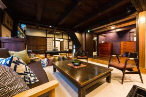 高山Temple Hotel Takayama Zenkoji的客厅配有沙发和桌子