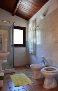 SerrastrettaAgriturismo E Turre的浴室配有卫生间、淋浴和盥洗盆。
