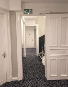 汉堡City Hotel - HEEFA OHG的享有走廊的景色,设有白色门