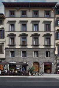 佛罗伦萨Residenza Conte di Cavour & Rooftop的前面有桌子的大建筑