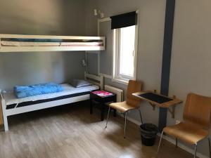 维斯比维斯比/拉夫哈根旅舍的小房间设有双层床和两把椅子