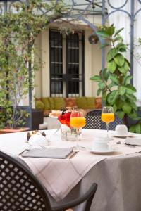 斯波托尔诺皇家别墅酒店的一张桌子,上面放着两杯橙汁