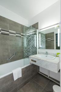 圣瑞尼安国际之家勒瑞莱斯拉吉思酒店的一间带水槽和淋浴的浴室