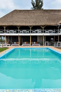 基加利皮里皮利精品酒店 的度假村前的大型游泳池