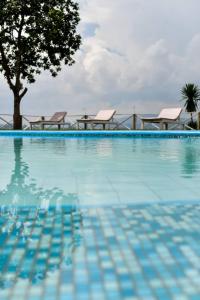 基加利皮里皮利精品酒店 的蓝色的海水和树的游泳池
