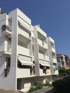 普拉亚·阿马勒Webus Apartments的带阳台和鲜花的白色公寓大楼