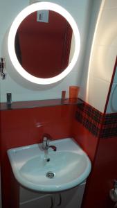 索契Апартаменты Пляж на Крымской的浴室设有白色水槽和圆形镜子