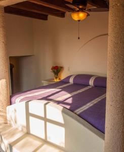 兹波利特HEVEN Residence的一间卧室配有一张带紫色棉被的床