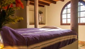 兹波利特HEVEN Residence的床上有紫色毯子