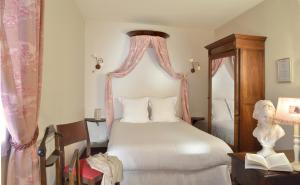 图尔杜马诺尔酒店的一间卧室配有一张带天蓬的床