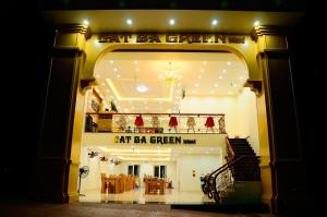吉婆岛吉婆岛格林酒店 的带有星条绿色标志的餐厅入口