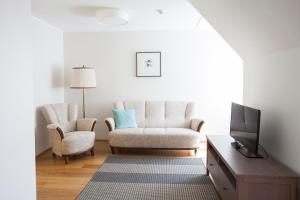 托伊拉托伊莱白色别墅公寓的带沙发和电视的客厅
