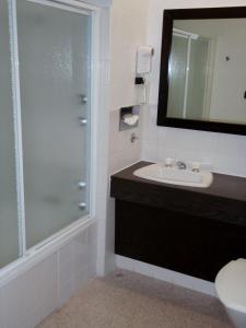 皇后镇西岸人家旅馆的浴室配有盥洗盆和带镜子的淋浴