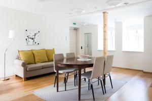托伊拉托伊莱白色别墅公寓的一间带桌椅和沙发的用餐室