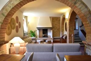 巴尔贝里诺瓦尔德尔萨Villa San Michele的带沙发和壁炉的客厅