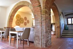 巴尔贝里诺瓦尔德尔萨Villa San Michele的一张桌子和椅子的拱门