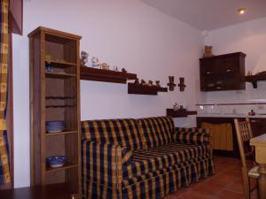 罗卡拉索Casa Dell'Orso的一间带一张折叠沙发的客厅和一间厨房