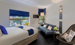 特拉维夫A23精品酒店 的酒店客房,配有床和沙发