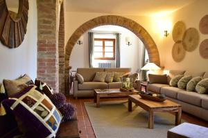 巴尔贝里诺瓦尔德尔萨Villa San Michele的客厅配有两张沙发和一张桌子