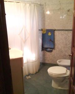 帕特拉德拉帕特拉Angeluz Paso De La Patria的浴室配有白色卫生间和盥洗盆。