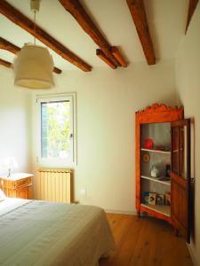 威尼斯Casa Mongolfiere Venezia的一间卧室设有一张床和一个窗口
