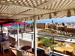 拉巴特奥戴亚斯酒店的市景阳台配有桌椅。