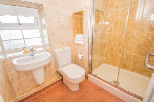 考布里奇维多利亚旅馆的浴室配有卫生间、盥洗盆和淋浴。