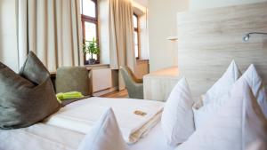 施塔费尔湖畔穆尔瑙安格布拉酒店的配有白色床和枕头的酒店客房