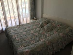 FayţrūnSpacious chalet in Satellity - Faitroun的一间卧室配有一张带花卉棉被的床