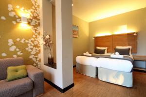 阿姆斯特丹班克酒店的酒店客房,设有两张床和一张沙发