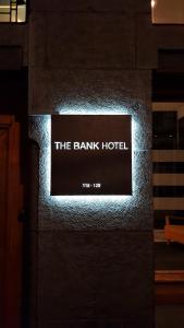 阿姆斯特丹班克酒店的建筑物一侧银行旅馆标志