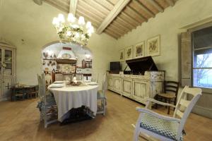 卡索莱德尔萨La casa di Arianna的一间带桌椅和吊灯的用餐室