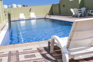 多哈Al Mansour Park Inn Hotel&Apartment的屋顶上的游泳池