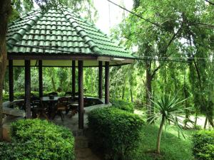 穆克莱克ฺฺ班应考度假村 的花园内带桌椅的凉亭