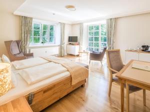 汉诺威阿姆曼兰德豪斯酒店的一间卧室配有一张大床和一张桌子