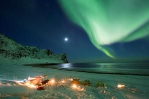 UnnstadUnstad Arctic Resort的享有海滩的北灯美景